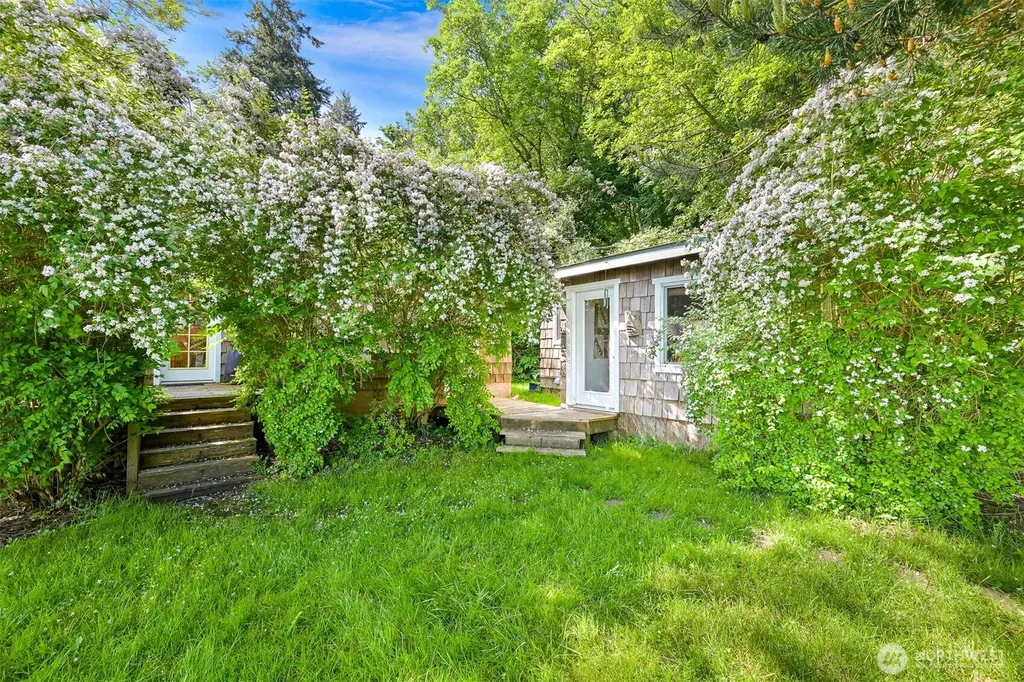 1865 Seacrest Drive Lummi Island WA 98262