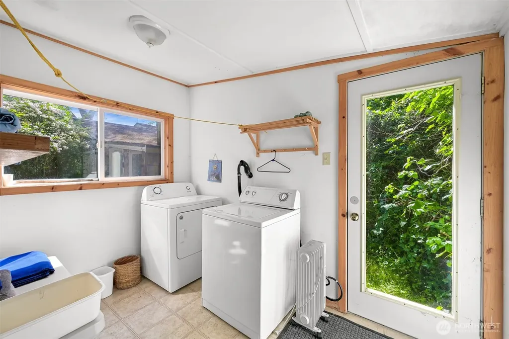1865 Seacrest Drive Lummi Island WA 98262