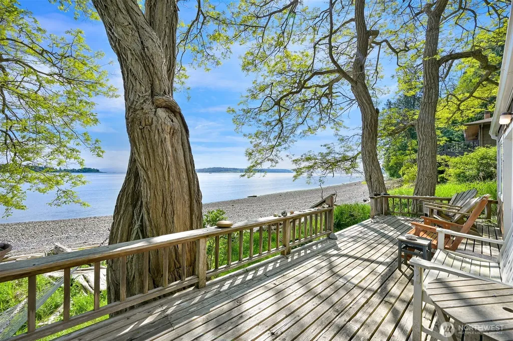 1865 Seacrest Drive Lummi Island WA 98262