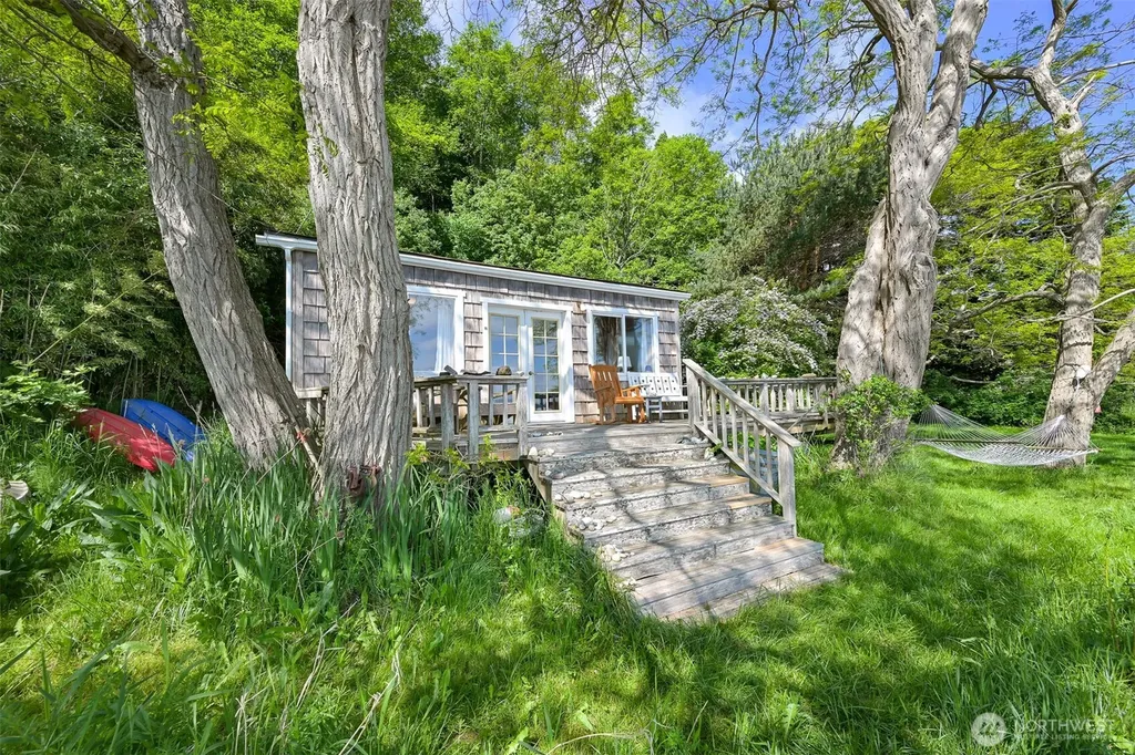 1865 Seacrest Drive Lummi Island WA 98262