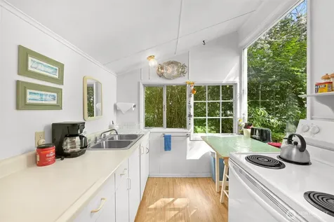 1865 Seacrest Drive Lummi Island WA 98262