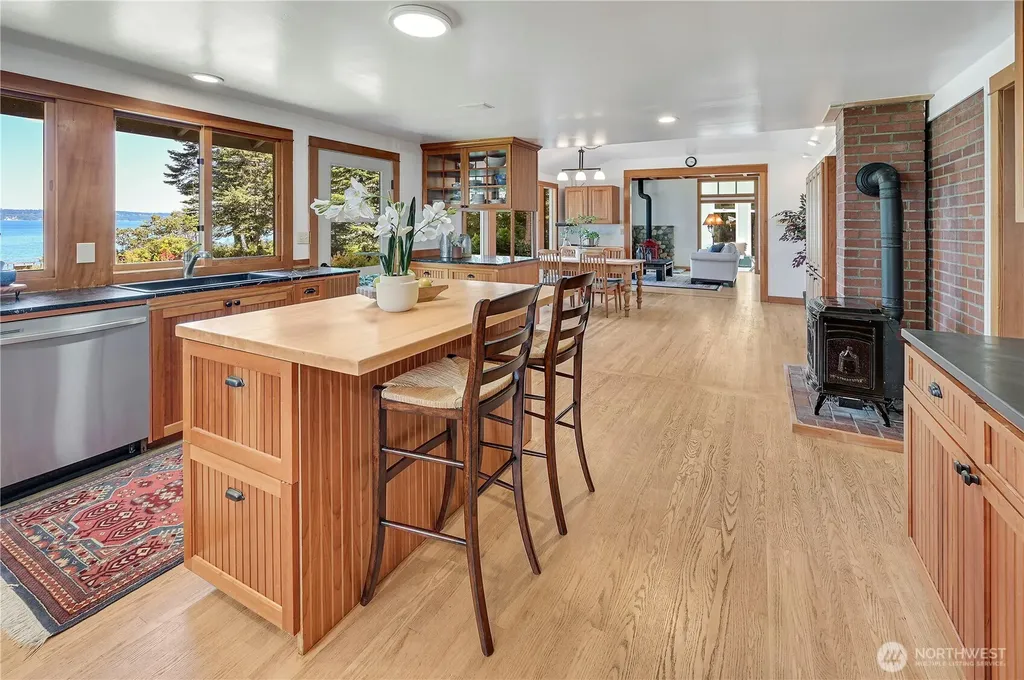 372 Schwartz Road Nordland WA 98358