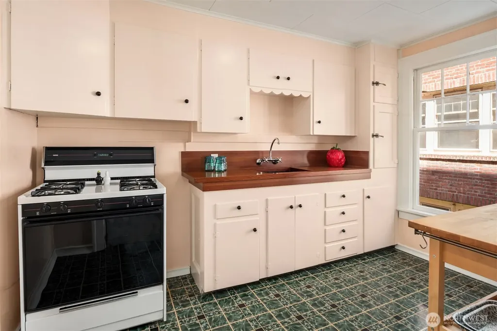 214 13th Avenue E Seattle WA 98102