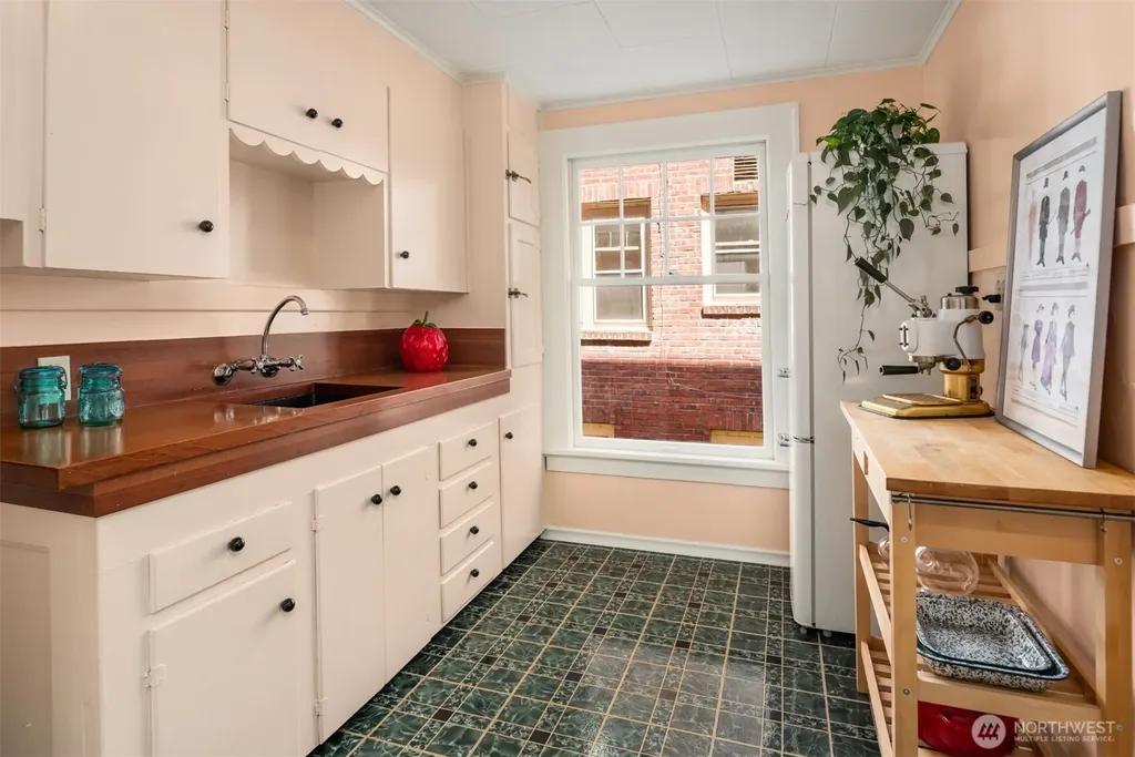 214 13th Avenue E Seattle WA 98102