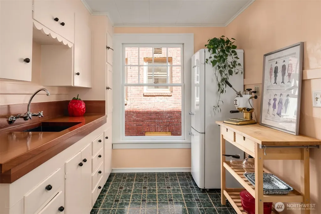 214 13th Avenue E Seattle WA 98102