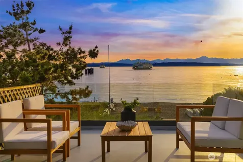 8917 Fauntleroy Way SW Seattle WA 98136