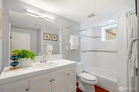 525 27th Avenue Seattle WA 98122