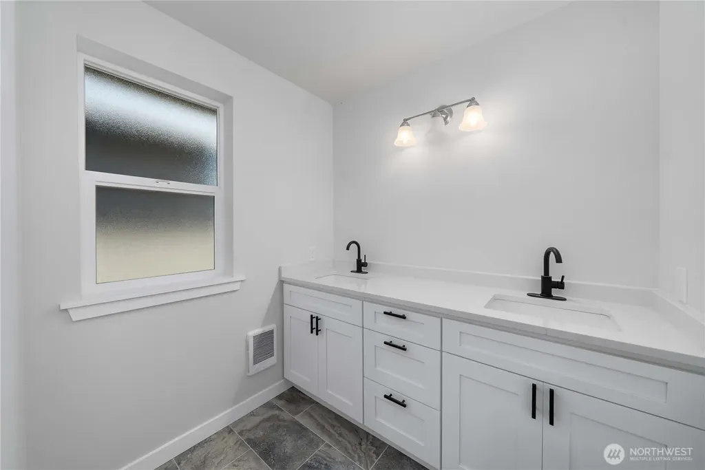 2511 Bay Avenue Hoquiam WA 98550