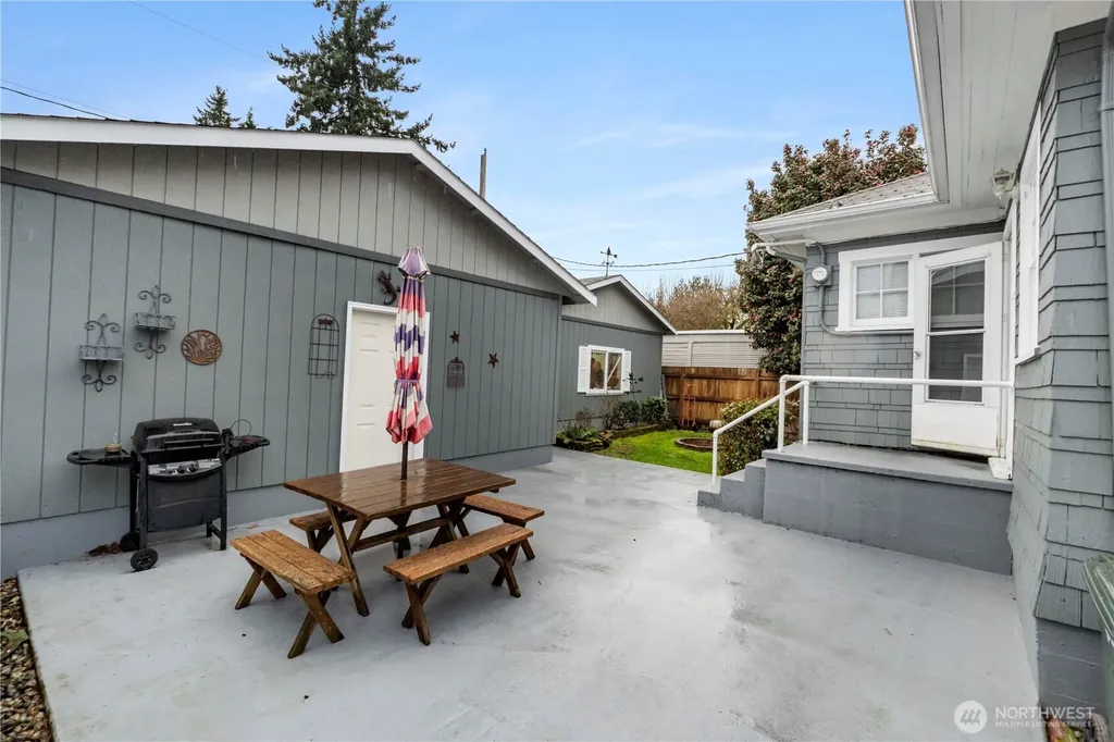 128 5th Avenue NW Puyallup WA 98371