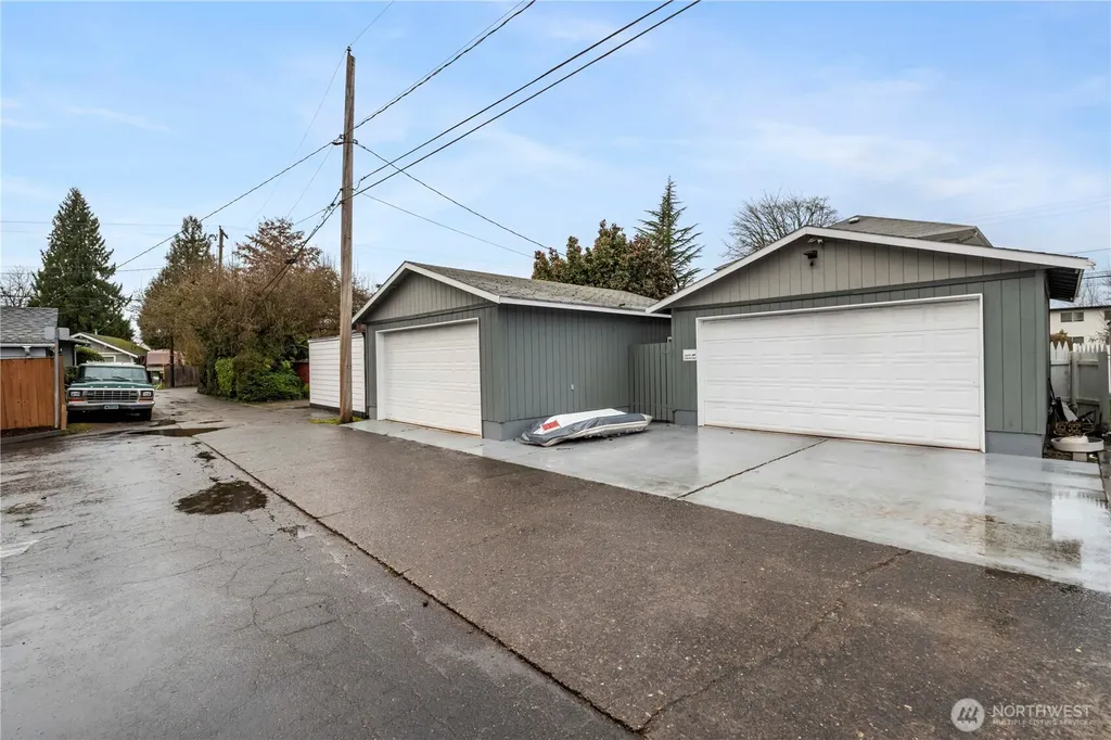 128 5th Avenue NW Puyallup WA 98371