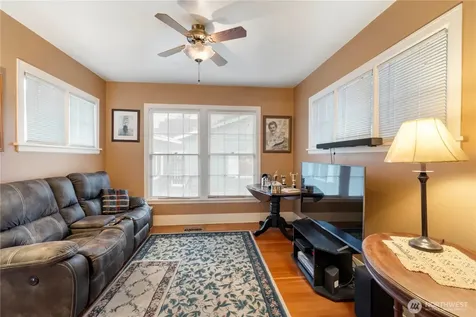 128 5th Avenue NW Puyallup WA 98371