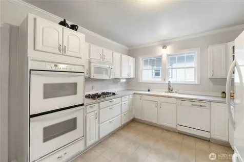 128 5th Avenue NW Puyallup WA 98371