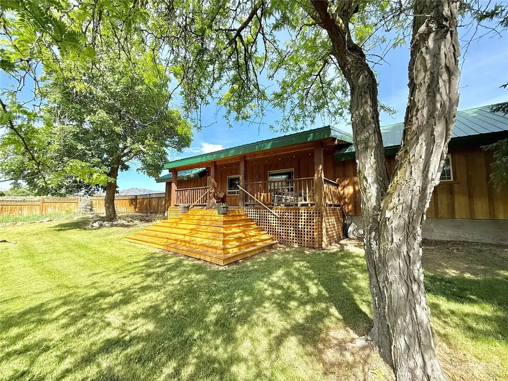 1879 Old Highway 97 Malott WA 98829