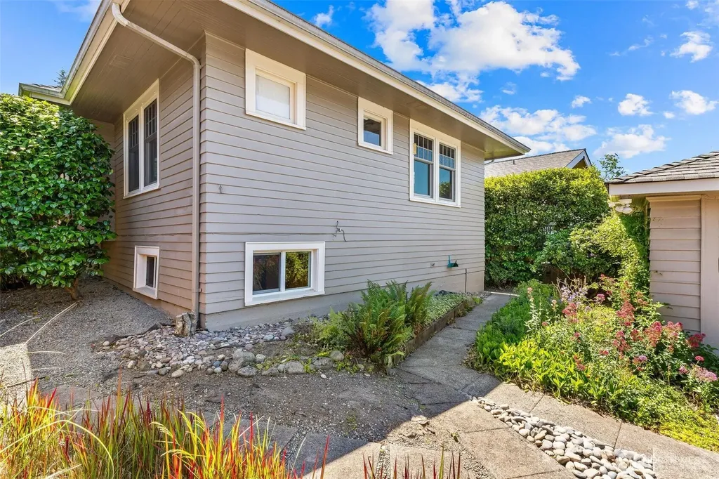 1916 E Mcgraw Street Seattle WA 98112