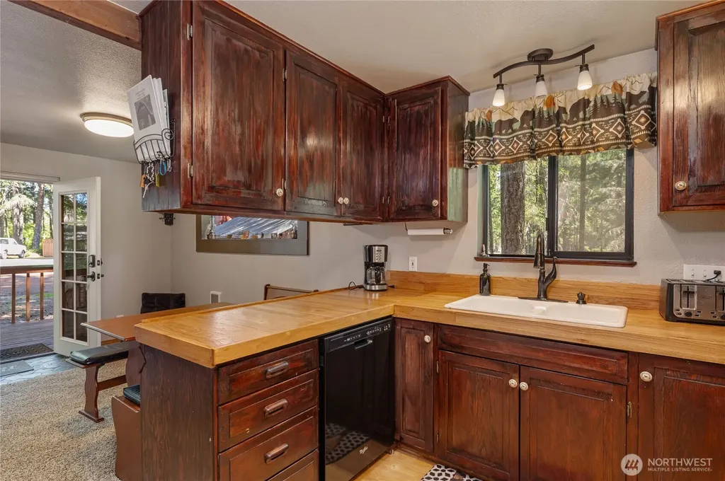 11 N Olympic Court N Hoodsport WA 98548