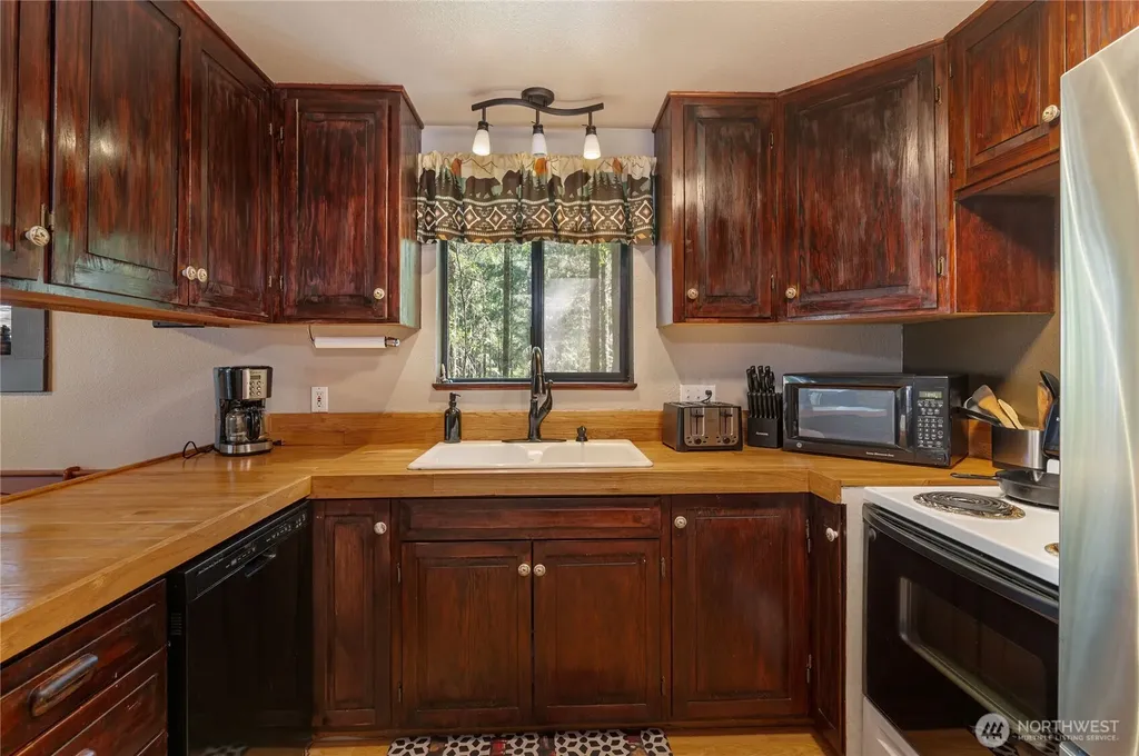 11 N Olympic Court N Hoodsport WA 98548