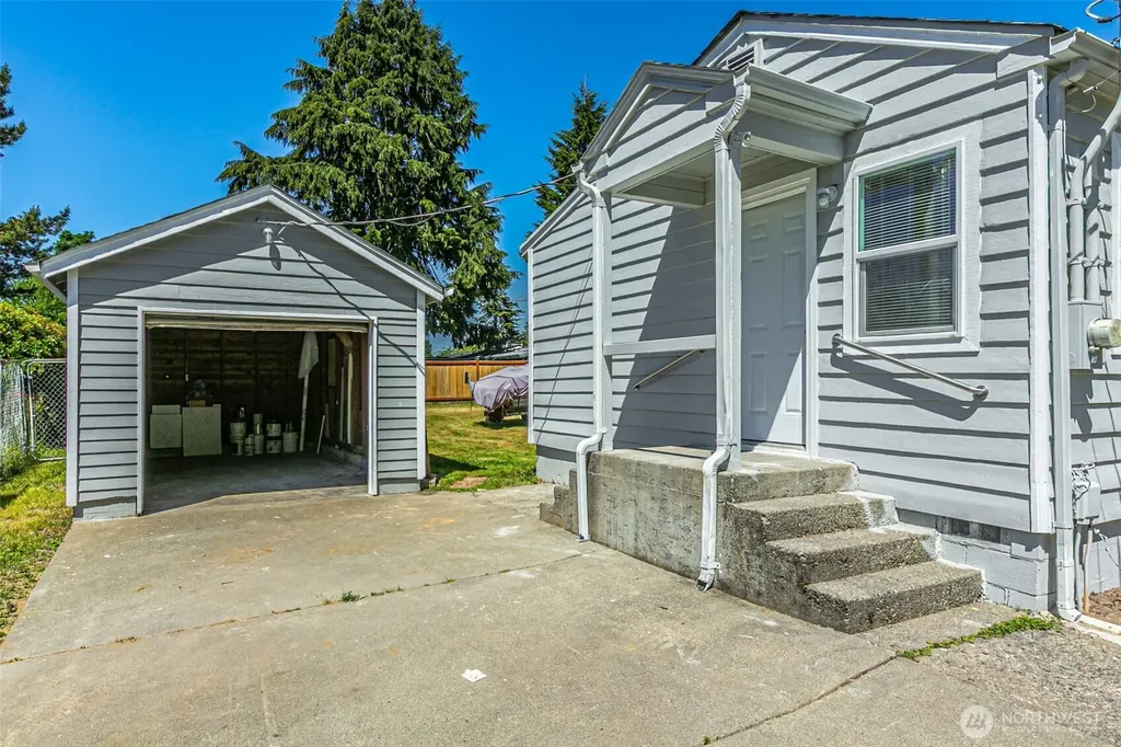 1516 S 272nd Des Moines WA 98198