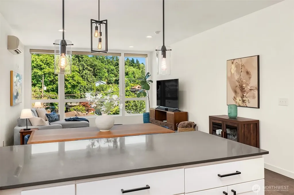 5562 15th Avenue S Seattle WA 98108