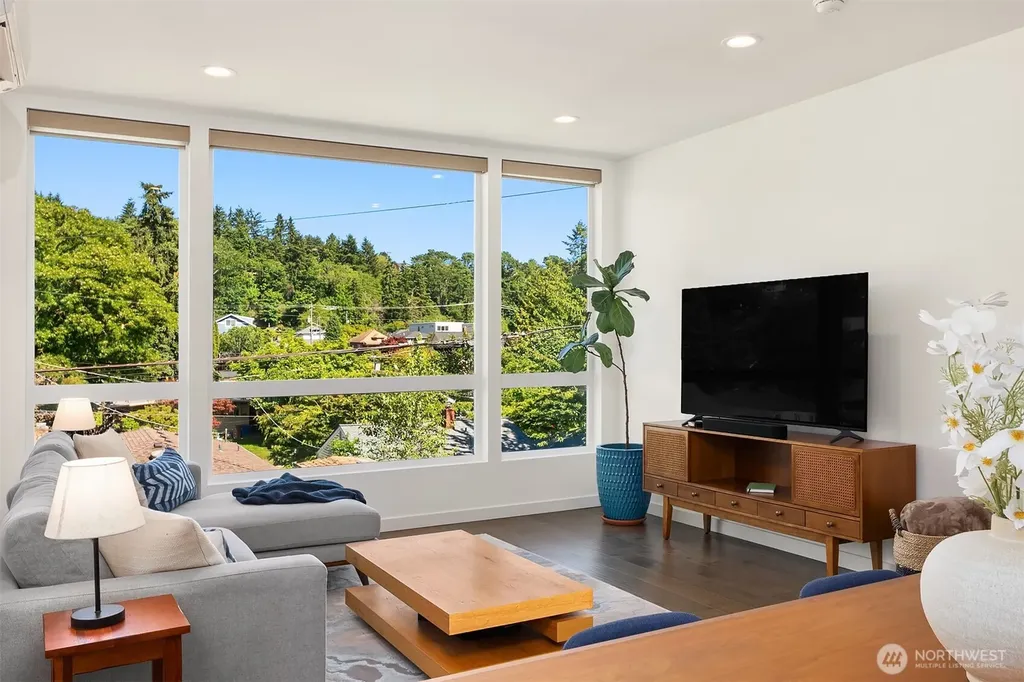 5562 15th Avenue S Seattle WA 98108