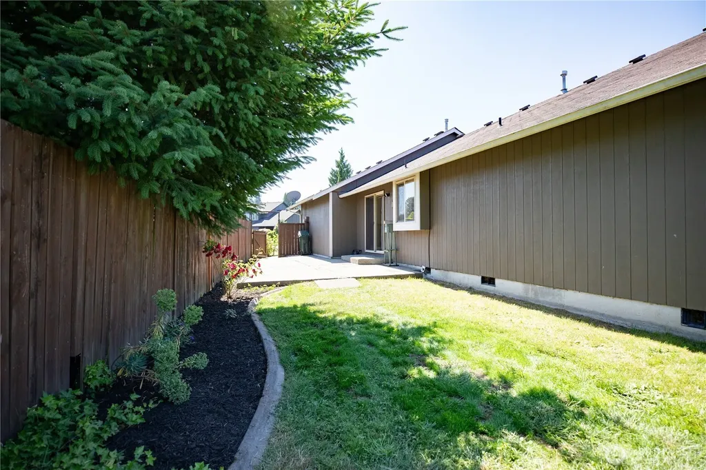 1917 9th Avenue Ct SE Puyallup WA 98372