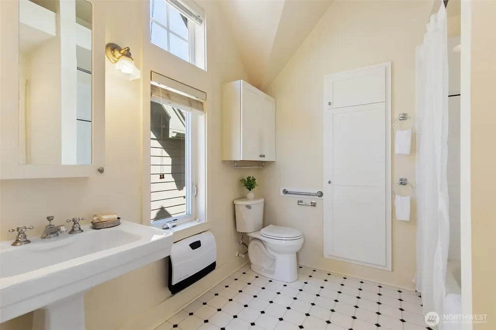 6318 5th Avenue NE Seattle WA 98115