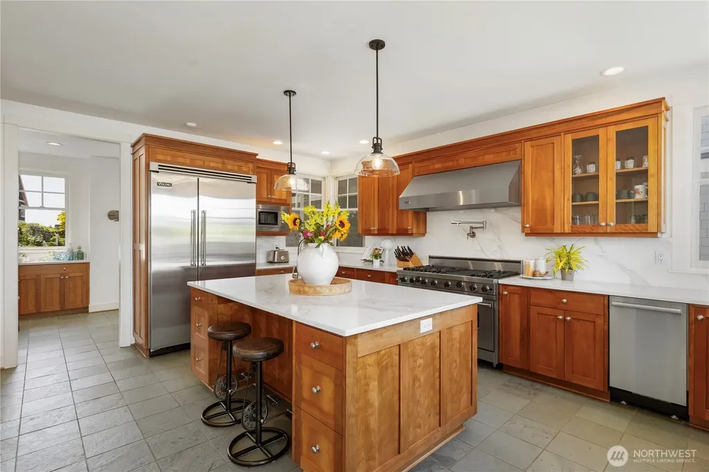 7178 NE William Rogers Road Indianola WA 98342
