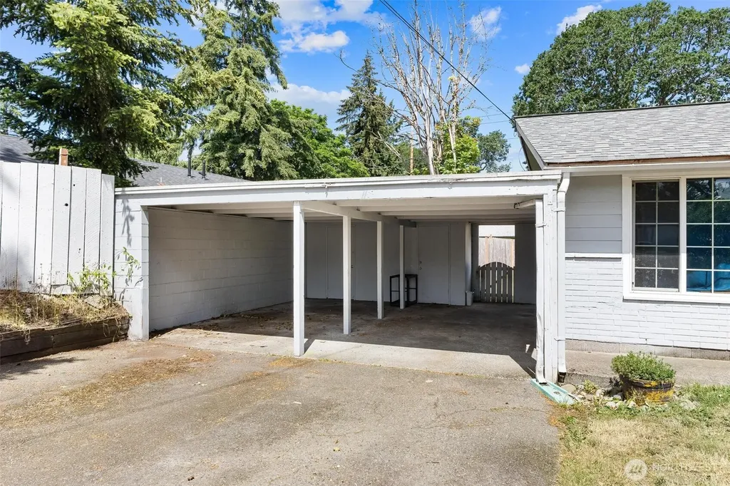 9221 North Lake Drive SW Lakewood WA 98498
