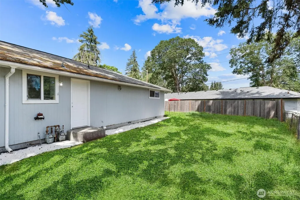 9221 North Lake Drive SW Lakewood WA 98498