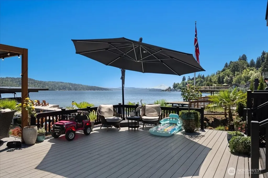 15038 Beach Drive NE Lake Forest Park WA 98155