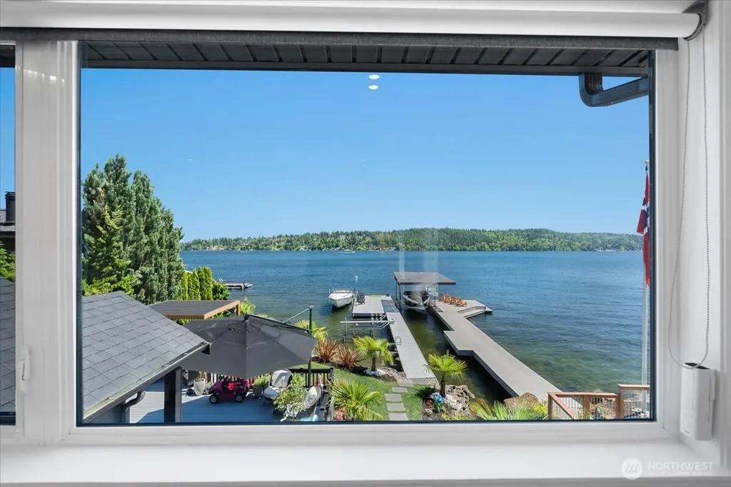 15038 Beach Drive NE Lake Forest Park WA 98155