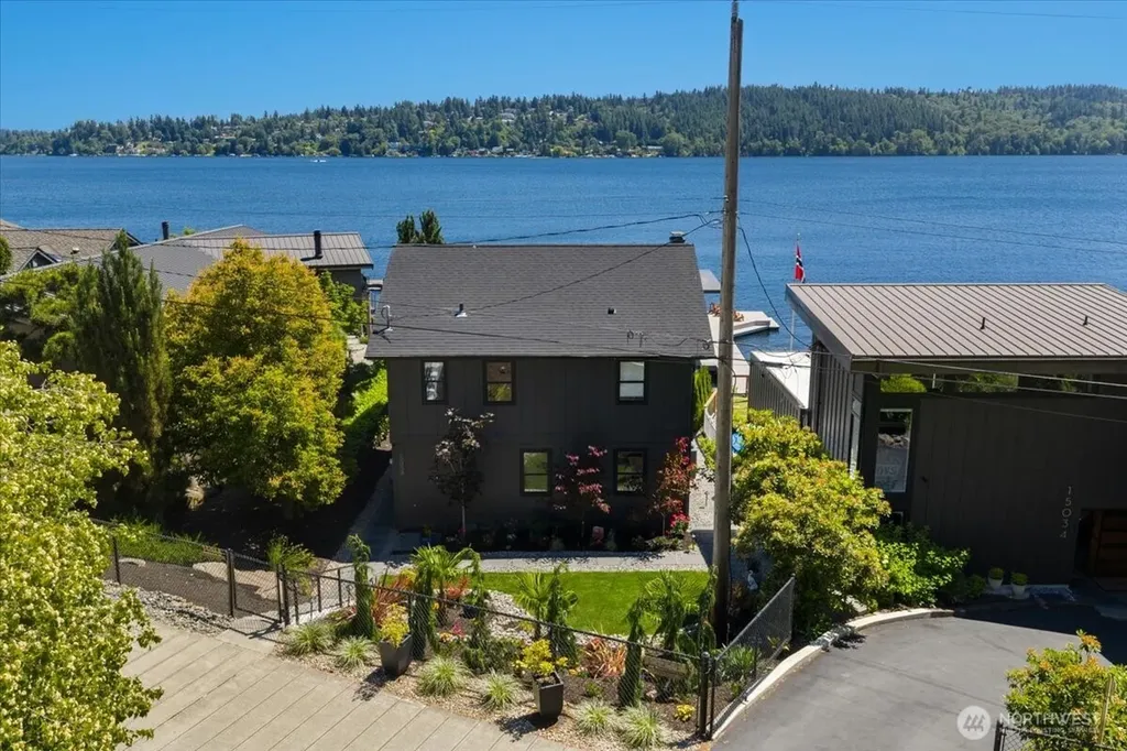 15038 Beach Drive NE Lake Forest Park WA 98155