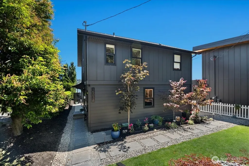 15038 Beach Drive NE Lake Forest Park WA 98155