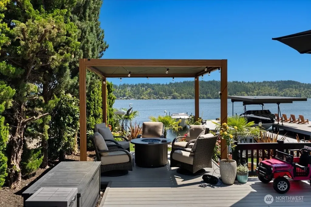 15038 Beach Drive NE Lake Forest Park WA 98155