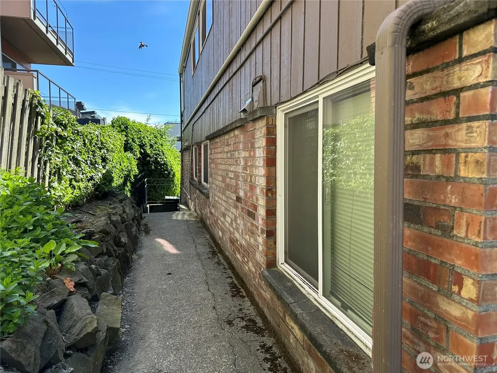 717 3rd Avenue N Seattle WA 98109