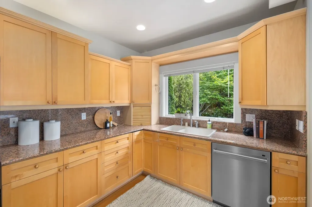 2711 4th Avenue W Seattle WA 98119