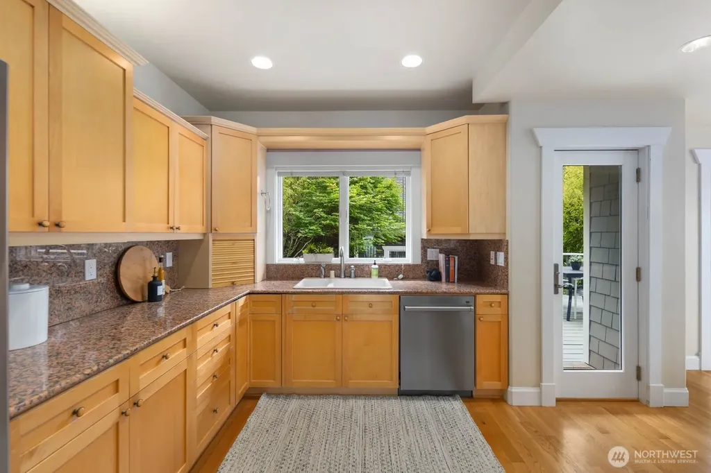 2711 4th Avenue W Seattle WA 98119