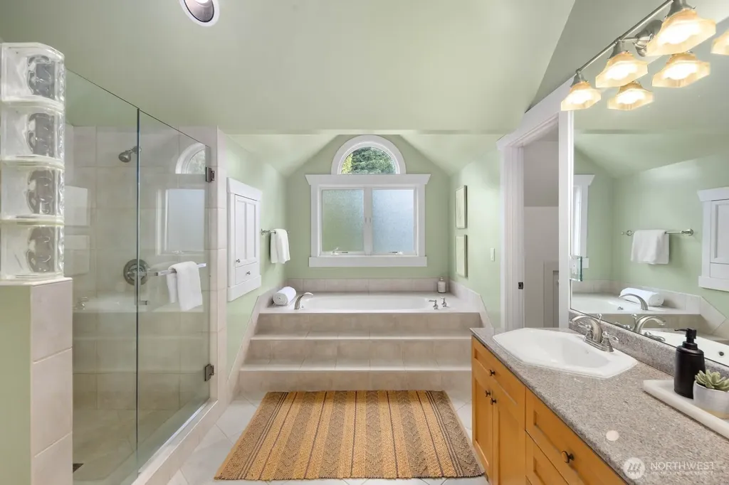 2711 4th Avenue W Seattle WA 98119