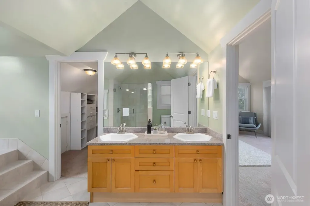 2711 4th Avenue W Seattle WA 98119