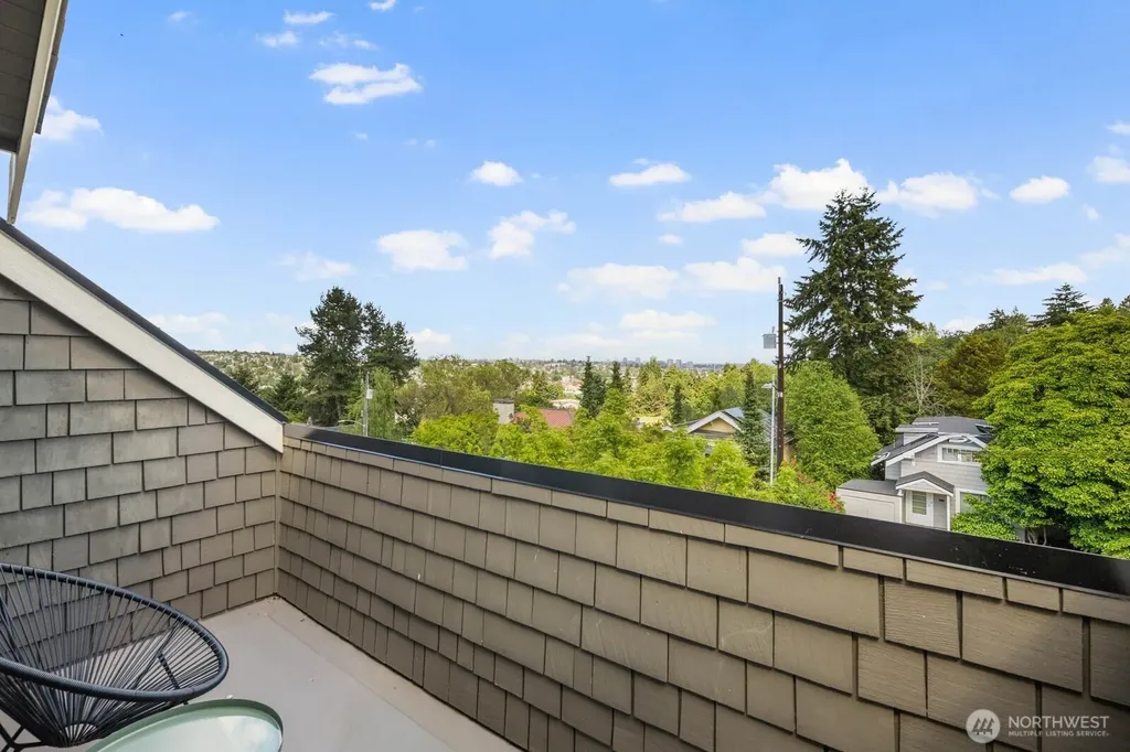 2711 4th Avenue W Seattle WA 98119