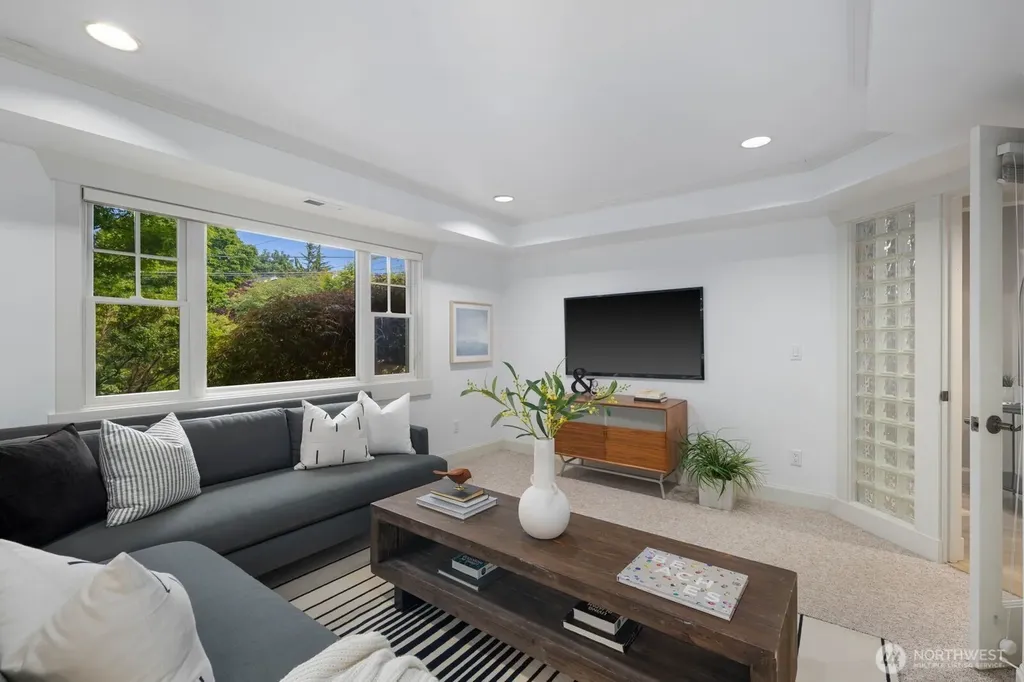 2711 4th Avenue W Seattle WA 98119