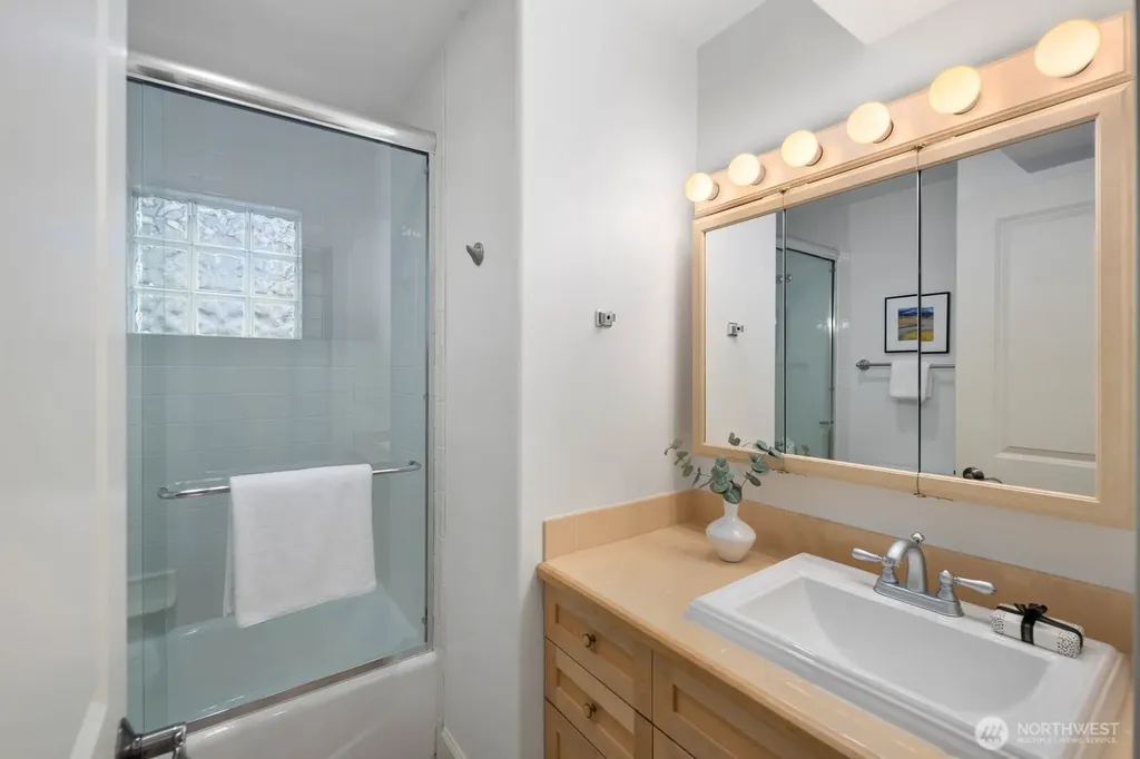 2711 4th Avenue W Seattle WA 98119