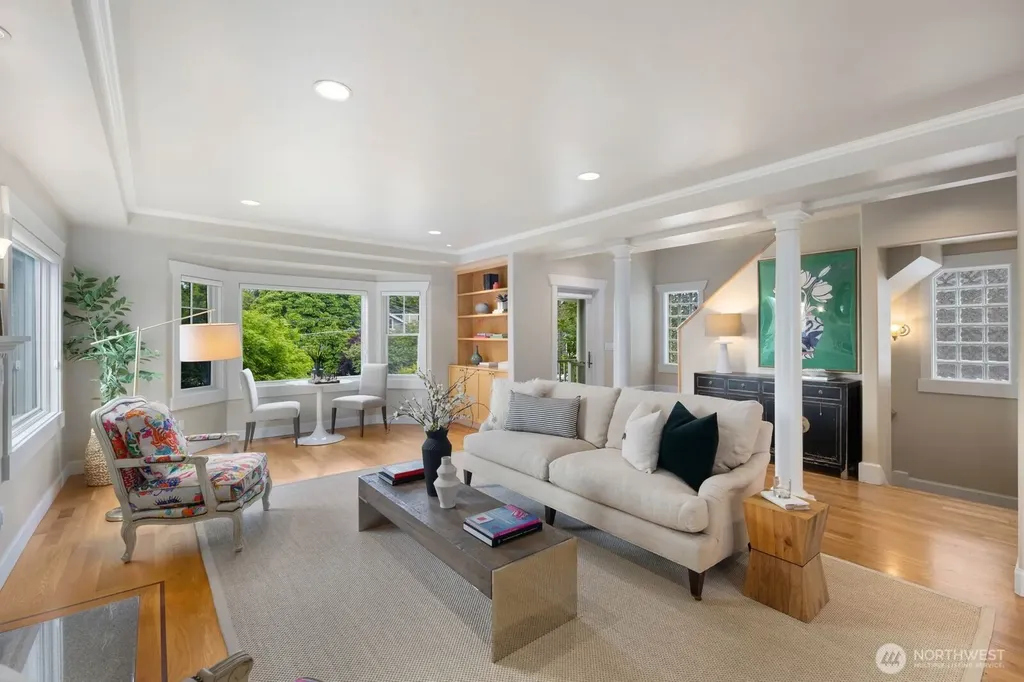 2711 4th Avenue W Seattle WA 98119