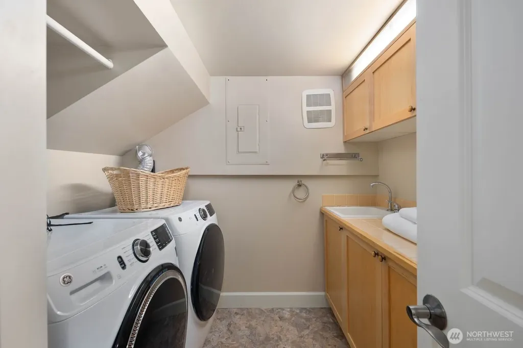 2711 4th Avenue W Seattle WA 98119