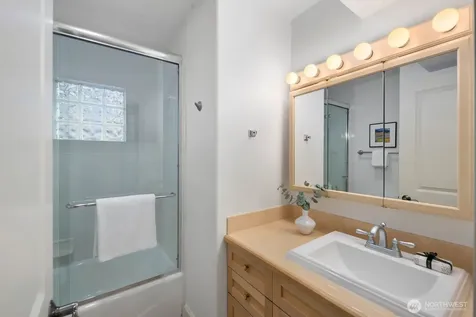 2711 4th Avenue W Seattle WA 98119