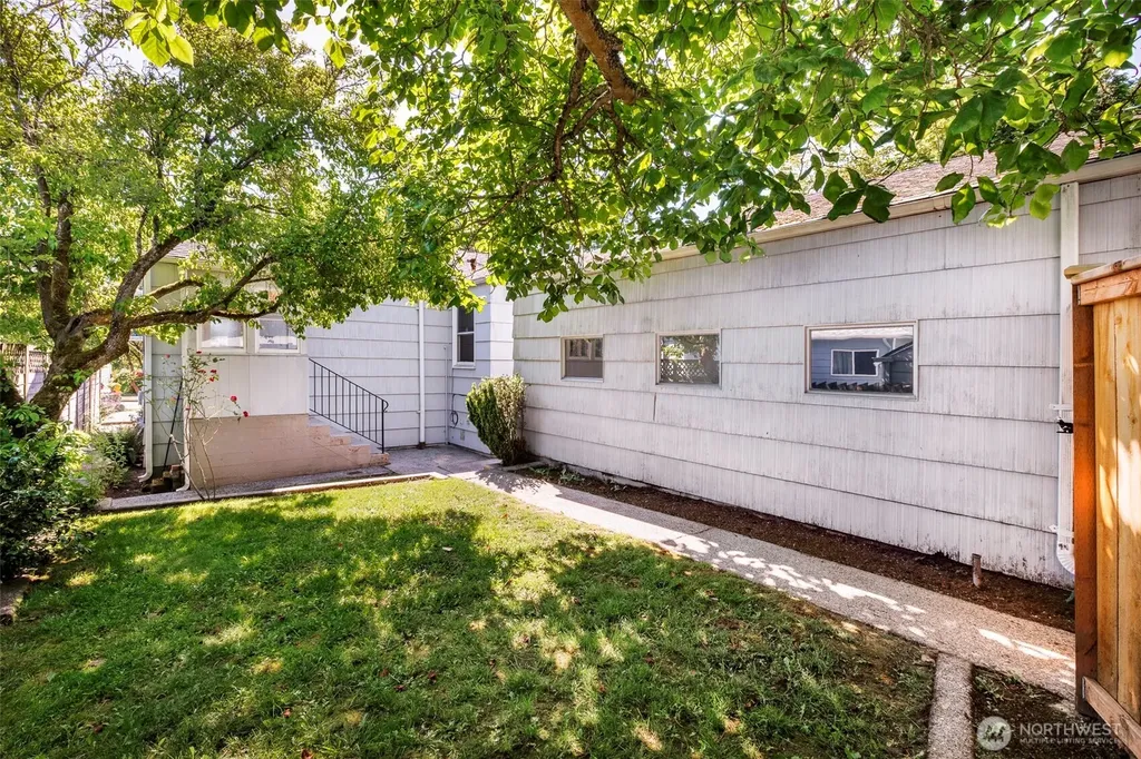 7527 23rd Avenue NW Seattle WA 98117