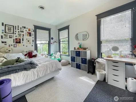 5201 19th Avenue NE Seattle WA 98105