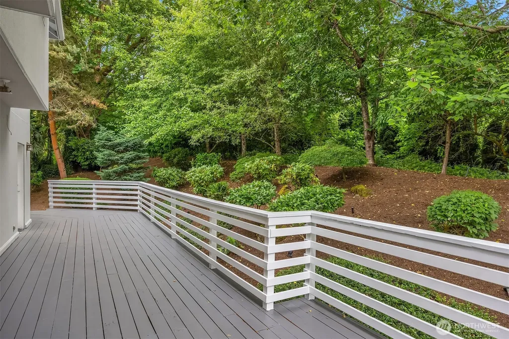 9021 Sand Point Way NE Seattle WA 98115