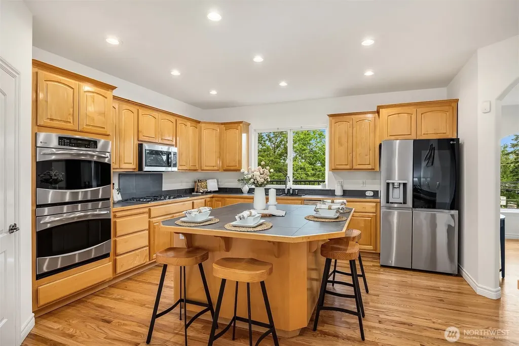 9021 Sand Point Way NE Seattle WA 98115