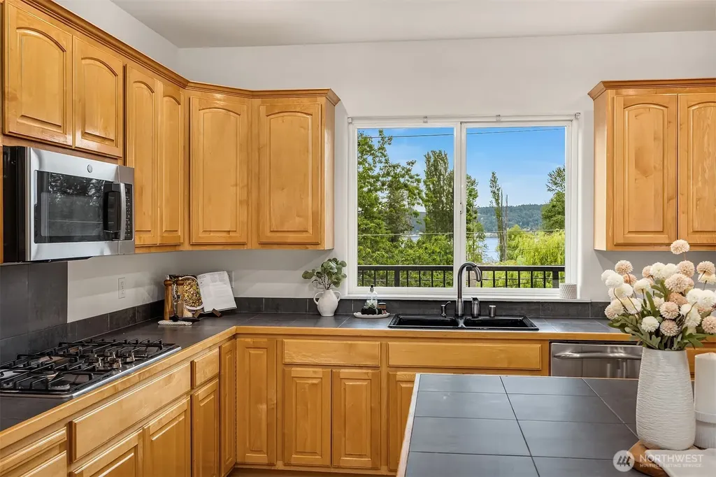 9021 Sand Point Way NE Seattle WA 98115