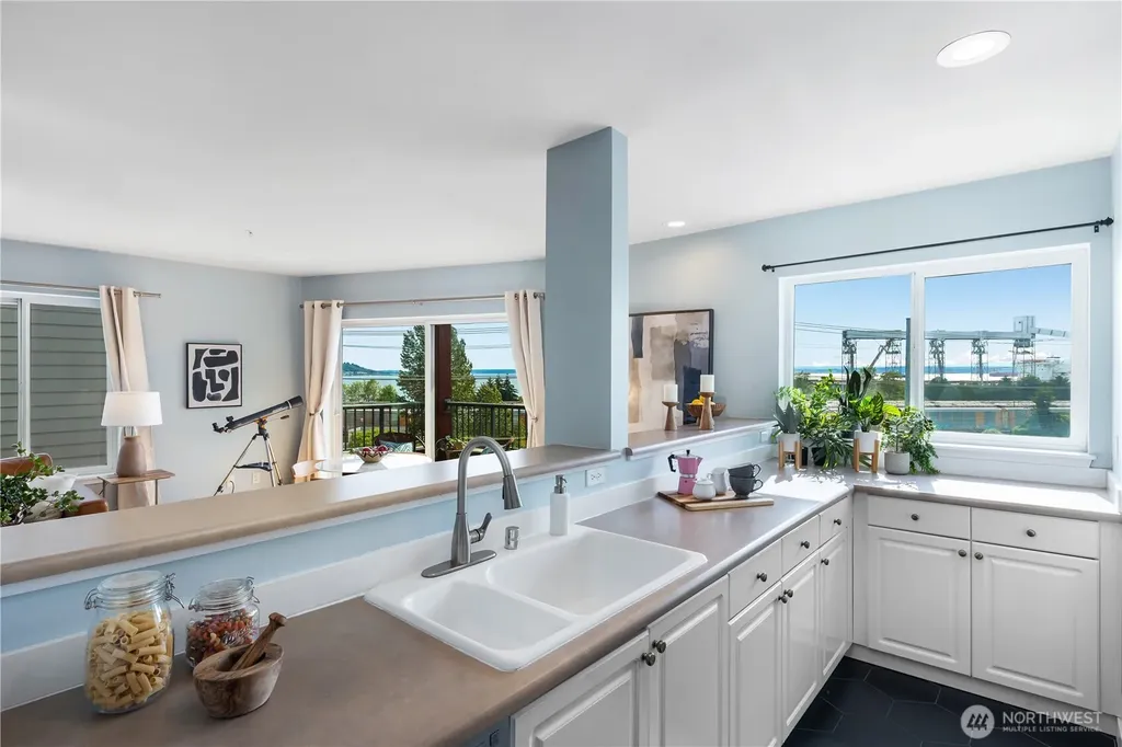 524 6th Avenue W Seattle WA 98119